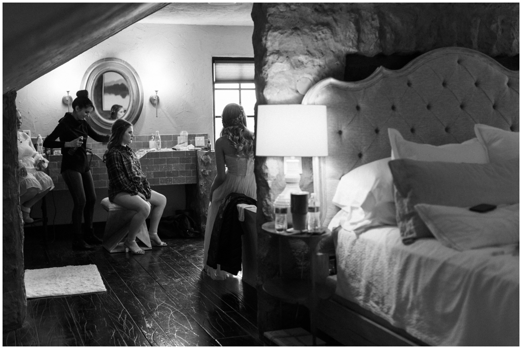 Bridal party getting ready in the bridal suite at Chateau Selah. Image by Holly Michon Photography.