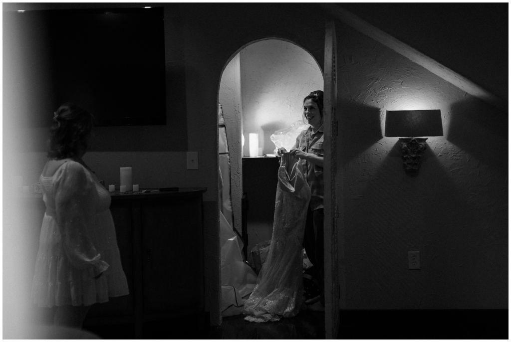 Bride and mother getting ready in the bridal suite at Chateau Selah. Image by Holly Michon Photography.