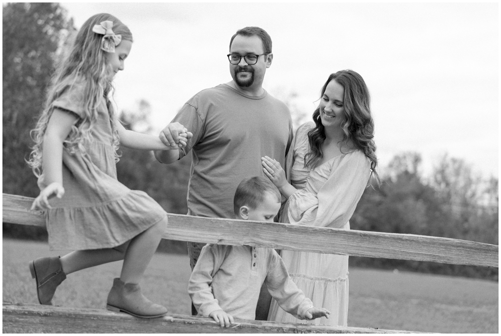 Black and white image of Laid Back Family Fall Session in Knoxville, TN. 